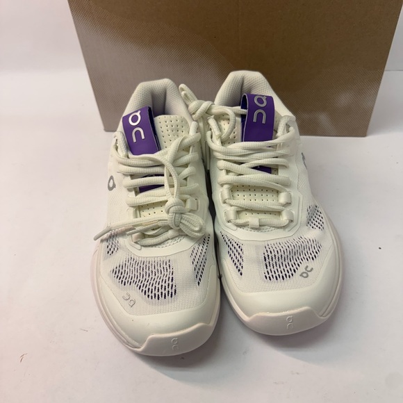 New On Running Women's The Roger pro purple white athletic shoes on cloud - Picture 2 of 6
